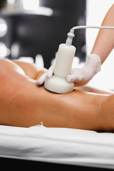 Girato Una Donna Irriconoscibile Ottenere Massaggio Anticellulite Salone Bellezza Trattamento — Foto Stock