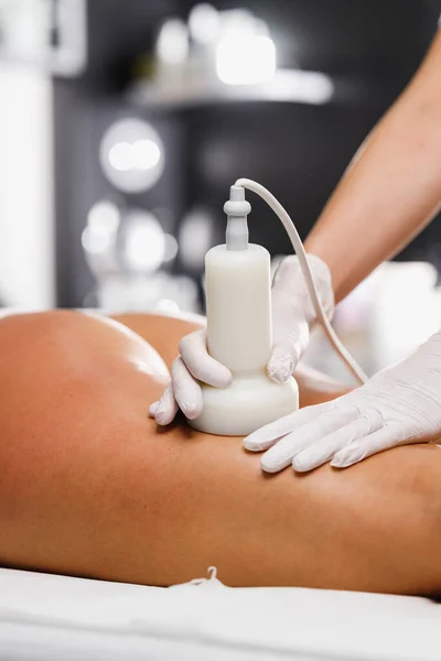 Girato Una Donna Irriconoscibile Ottenere Massaggio Anticellulite Salone Bellezza Trattamento — Foto Stock