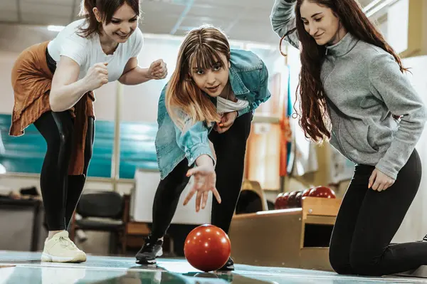 Drei Fröhliche Junge Frauen Amüsieren Sich Beim Bowling Und Verbringen — Stockfoto