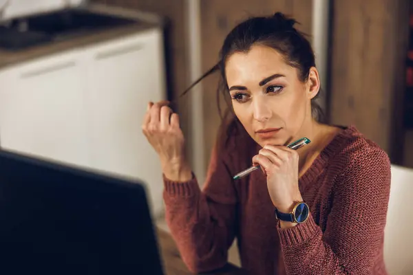 Jonge Vrouwelijke Ondernemer Zoek Bedachtzaam Tijdens Het Werken Computer Van — Stockfoto