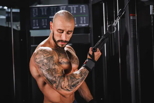 Ein Junger Muskulöser Bodybuilder Beim Harten Training Seiner Armmuskeln Einem — Stockfoto