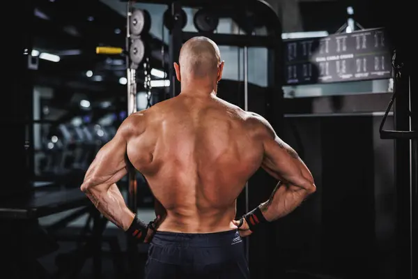 Vista Trasera Joven Musculoso Culturista Mostrando Sus Músculos Espalda Perfectos — Foto de Stock
