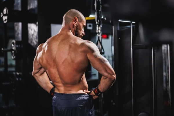 Rear View Young Muscular Bodybuilder Showing His Perfect Back Muscles — Stock Photo, Image