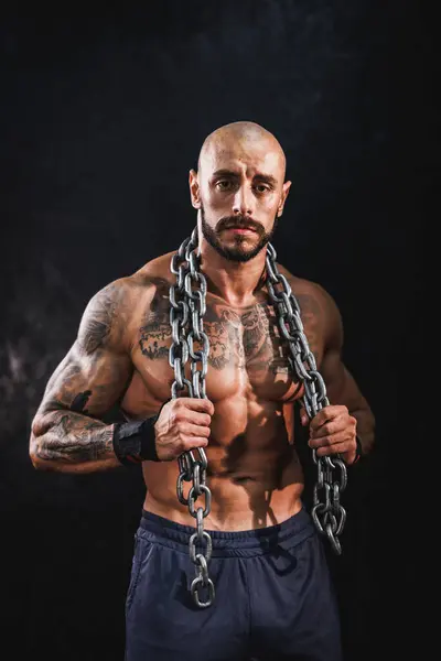 Shot Muscular Bodybuilder Showing His Perfect Muscles While Posing Chains — Stock Photo, Image