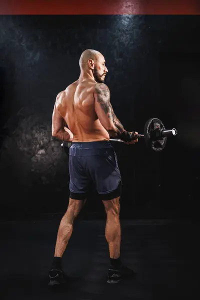 Rückansicht Eines Muskulösen Bodybuilders Beim Harten Training Mit Der Langhantel — Stockfoto