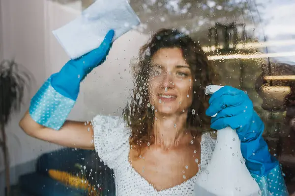 Vrouw Die Raamglas Schoonmaakt Met Een Doek Spray Voor Hygiëne — Stockfoto