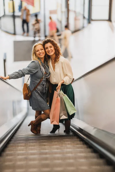 Opname Van Twee Aantrekkelijke Vrouwen Die Roltrap Staan Het Winkelcentrum — Stockfoto