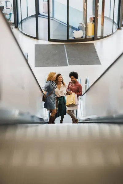 Tiro Três Mulheres Atraentes Divertindo Escada Rolante Shopping Juntos Enquanto — Fotografia de Stock
