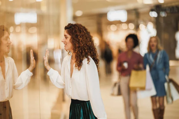 Happy Beautiful Woman Looks Something Window Boutique While Enjoying Shopping — Stock Photo, Image