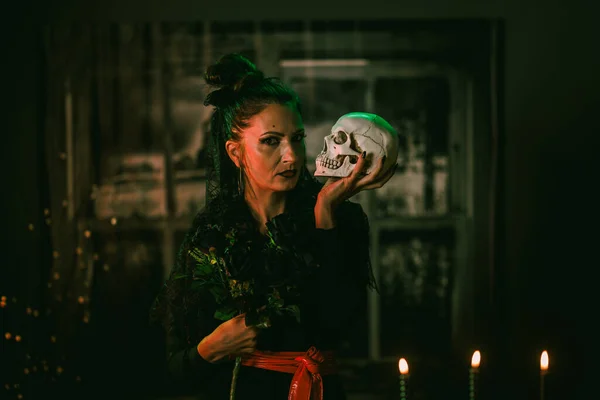 Retrato Una Atractiva Mujer Halloween Con Cráneo — Foto de Stock