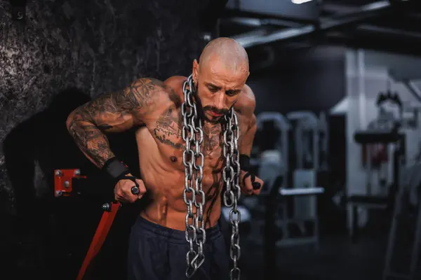 Shot Young Fitness Man Working Out Heavy Chain His Neck — Stock Photo, Image
