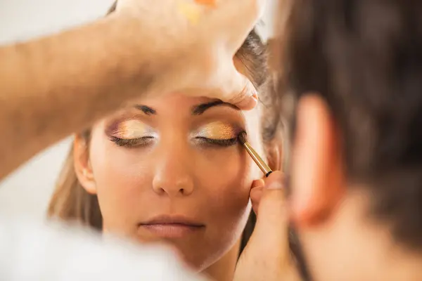Primer Plano Artista Maquillaje Que Está Recibiendo Sombra Ojos Una —  Fotos de Stock