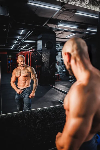 Young Muscular Man Standing Front Mirror Showing His Muscular Body — Stock Photo, Image