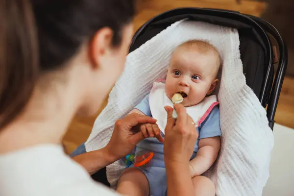Aufnahme Einer Unkenntlichen Frau Die Ihr Baby Füttert Während Sie — Stockfoto