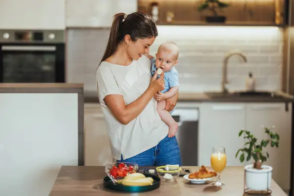 Junge Fürsorgliche Mutter Versucht Multitasking Während Sie Ihr Baby Hause — Stockfoto