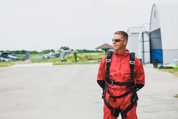 Skydiver Przygotowuje Się Pierwszego Skoku Tandemie — Zdjęcie stockowe