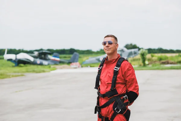 Skydiver Preparando Para Tandem Primeiro Salto Pára Quedismo — Fotografia de Stock
