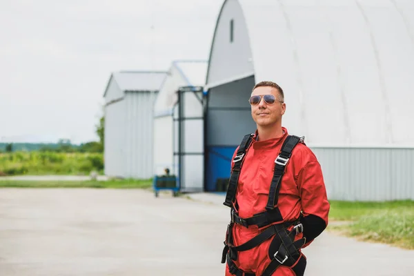 Paracaidista Preparándose Para Primer Salto Paracaidismo Tándem — Foto de Stock