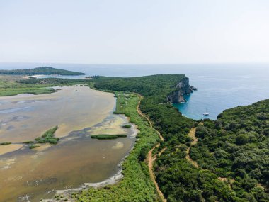 Yunanistan 'ın Epirus kentindeki Acheron nehri, göl ve İyon Denizi' nin havadan görünüşü.