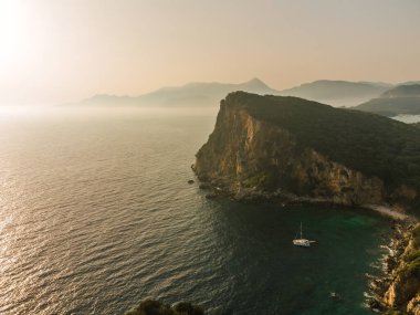 Deniz kıyısındaki hava manzarası. Yaz mevsiminde güzel doğal deniz manzarası. Yunanistan sahilindeki yalnızlığa bak.