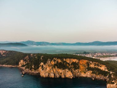 Deniz kıyısındaki hava manzarası. Yaz mevsiminde güzel doğal deniz manzarası. Yunanistan sahilindeki yalnızlığa bak.