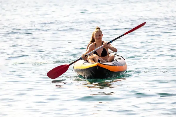 两个快乐的少女在暑假期间喜欢在热带海水的皮划艇上划船 — 图库照片