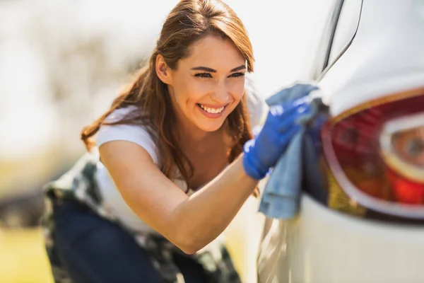 Uma Jovem Sorridente Com Luvas Proteção Limpa Seu Carro Com — Fotografia de Stock
