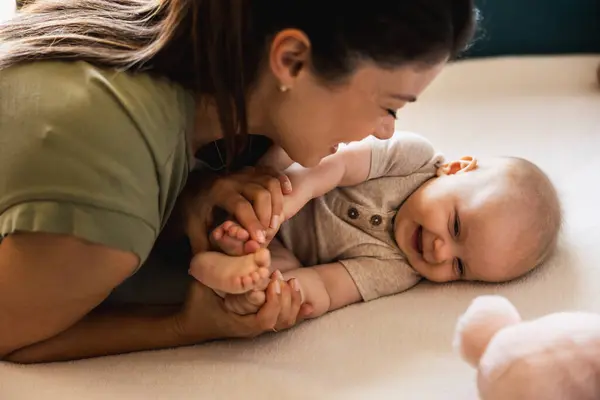 Junge Fürsorgliche Mutter Hat Spaß Mit Ihrem Süßen Baby Hause — Stockfoto