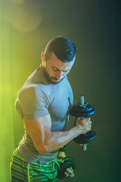 Aufnahme Eines Muskulösen Bodybuilders Beim Harten Training Mit Hanteln Pumpt — Stockfoto