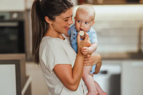 Junge Fürsorgliche Mutter Hat Spaß Und Füttert Ihr Entzückendes Baby — Stockfoto
