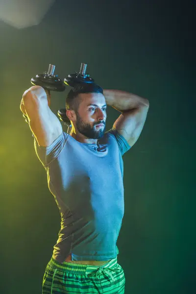 Girato Bodybuilder Muscolare Facendo Duro Allenamento Con Manubri Sta Pompando — Foto Stock