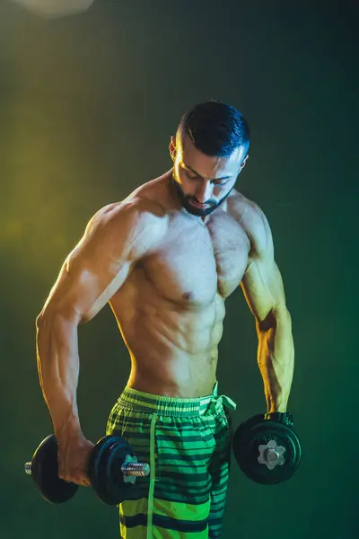Aufnahme Eines Muskulösen Bodybuilders Der Nach Dem Training Mit Hanteln — Stockfoto