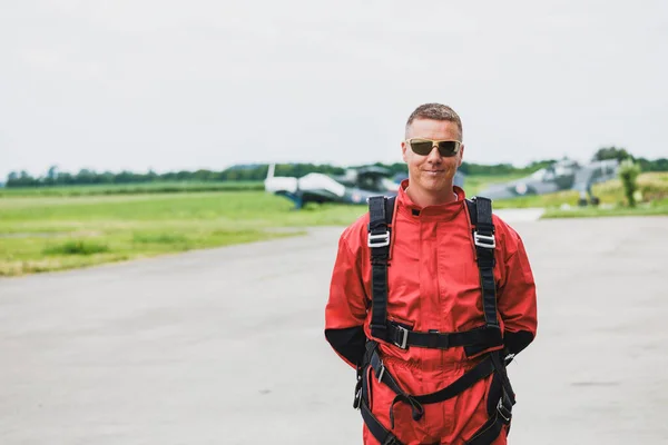 准备第一次连续跳伞的跳伞运动员的画像 — 图库照片