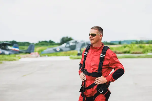 Skydiver Gör Sig Redo För Den Första Tandem Fallskärmshoppning Hoppa — Stockfoto