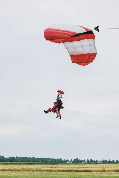 Tandem Paraglider Landar Ett Fält Efter Bra Flygning — Stockfoto