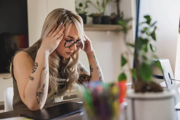 Jonge Vrouwelijke Ondernemer Zoek Bezorgd Tijdens Het Werken Computer Van — Stockfoto