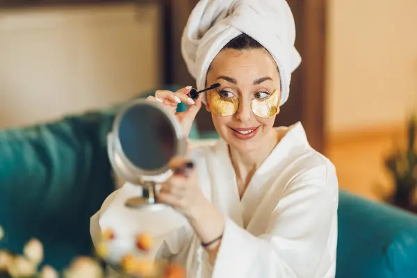 Attractive Woman Skincare Eye Patches Applying Mascara While Enjoying Morning — Stock Photo, Image