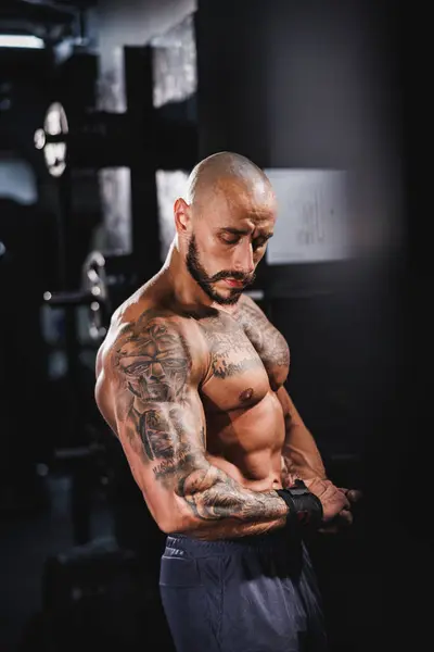 Girato Giovane Bodybuilder Muscolare Che Mostra Suoi Muscoli Perfetti Mentre — Foto Stock