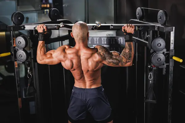 Ung Muskulös Bodybuilder Man Gör Pull Övningar Gymmet — Stockfoto