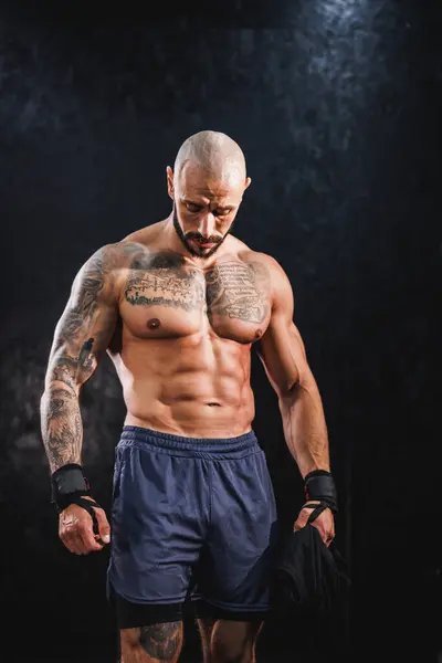 Girato Giovane Uomo Fitness Che Mostra Suoi Muscoli Perfetti Mentre — Foto Stock