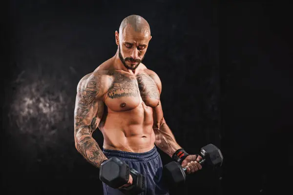 Girato Bodybuilder Muscolare Che Duro Allenamento Con Manubrio Palestra — Foto Stock