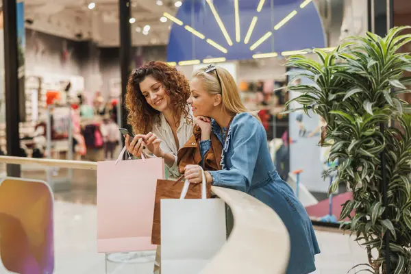 Shot Attractive Girlfriends Bonding Together Shopping Spree City Mall — Stock Photo, Image