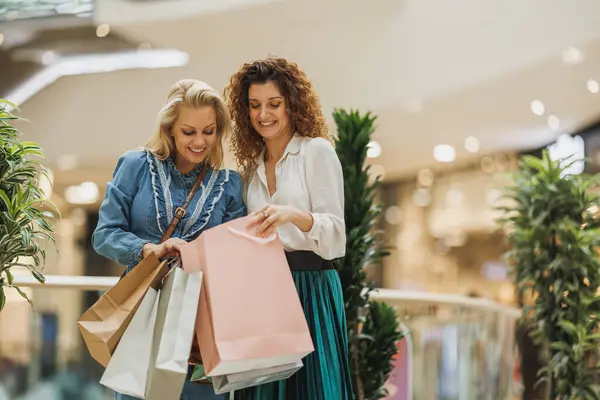 Cropped Shot Two Attractive Smiling Women Holding Shopping Bags City — Stock Photo, Image
