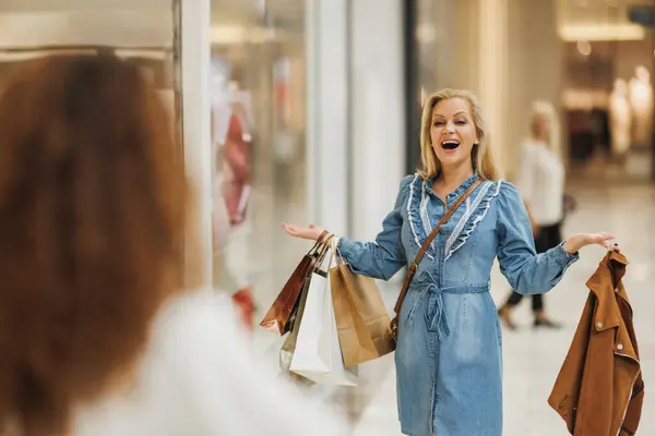 Shot Two Female Best Friends Having Fun Enjoy Reunion Shopping — Stock Photo, Image