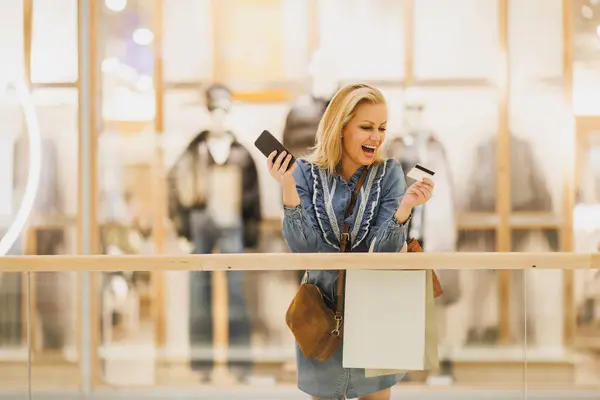 Shot Very Happy Woman Make Card Payments Her Smartphone Shopping — Stock Photo, Image