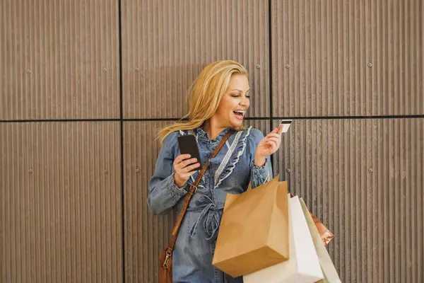 Shot Very Happy Woman Holding Shopping Bags While Using Her — Stock Photo, Image