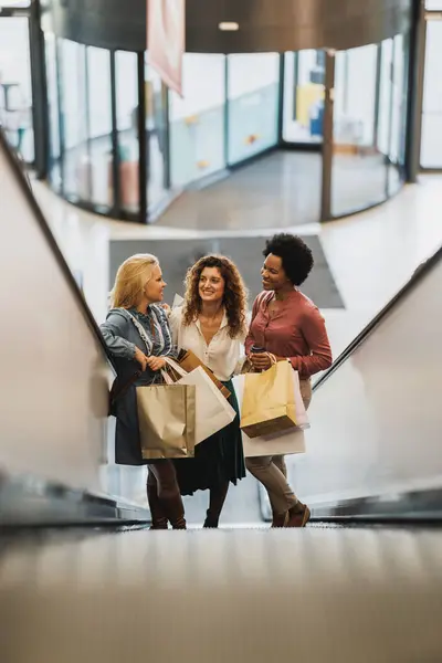 Shot Three Attractive Girlfriends Smiling While Enjoys Day Shopping Mall — Stock Photo, Image