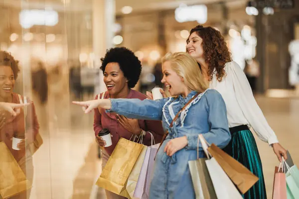 Attractive Woman Pointing Something While Enjoys Day Shopping Her Best — Stock Photo, Image