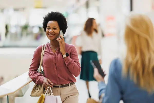 Usmívající Černošky Žena Mluví Svém Smartphonu Při Chůzi Přes Nákupní — Stock fotografie