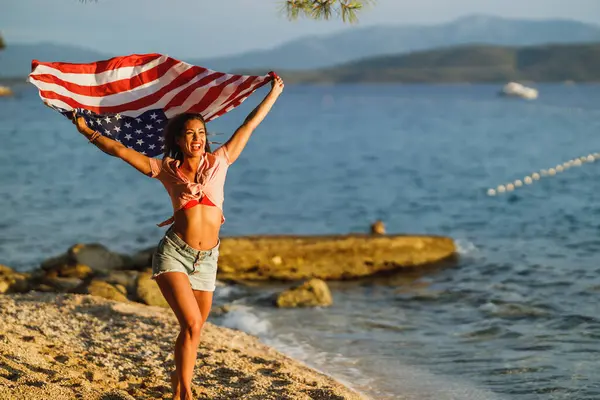 Счастливая Молодая Женщина Американским Флагом Веселится Пляже Стоковая Картинка